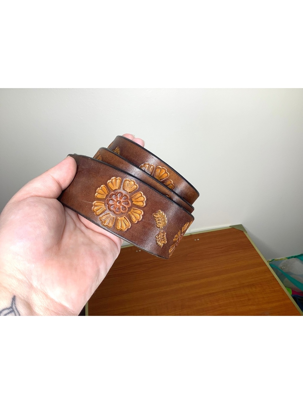 < Vintage Floral Embossed Leather Belt With Butterfly Belt Buckle > - Picture 5 of 5